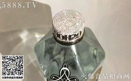 據(jù)說(shuō)水的瓶蓋上是有600顆白鉆和250顆黑鉆鑲嵌的 據(jù)說(shuō)水的瓶蓋上是有600顆白鉆和250顆黑鉆鑲嵌的
