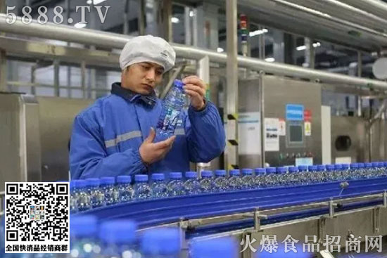 進入21世紀(jì),達能豪砸197億元入主樂百氏,試圖擴大在大中華市場的影響力。 進入21世紀(jì),達能豪砸197億元入主樂百氏,試圖擴大在大中華市場的影響力。