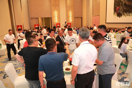 黑格咨詢集團8周年慶典,豪擲200萬重獎經營管理團隊 黑格咨詢集團8周年慶典,豪擲200萬重獎經營管理團隊