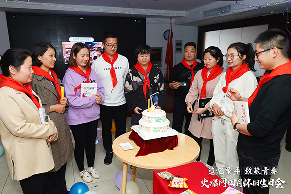 “追憶童年·致敬青春”火爆網(wǎng)4月懷舊生日會(huì)圓滿舉辦! “追憶童年·致敬青春”火爆網(wǎng)4月懷舊生日會(huì)圓滿舉辦!